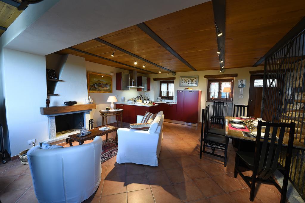 Maison Des Roses - Family Farm Bossolasco Kamer foto